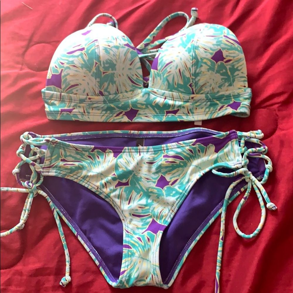 Super cute Adore Me bikini (top and bottom)